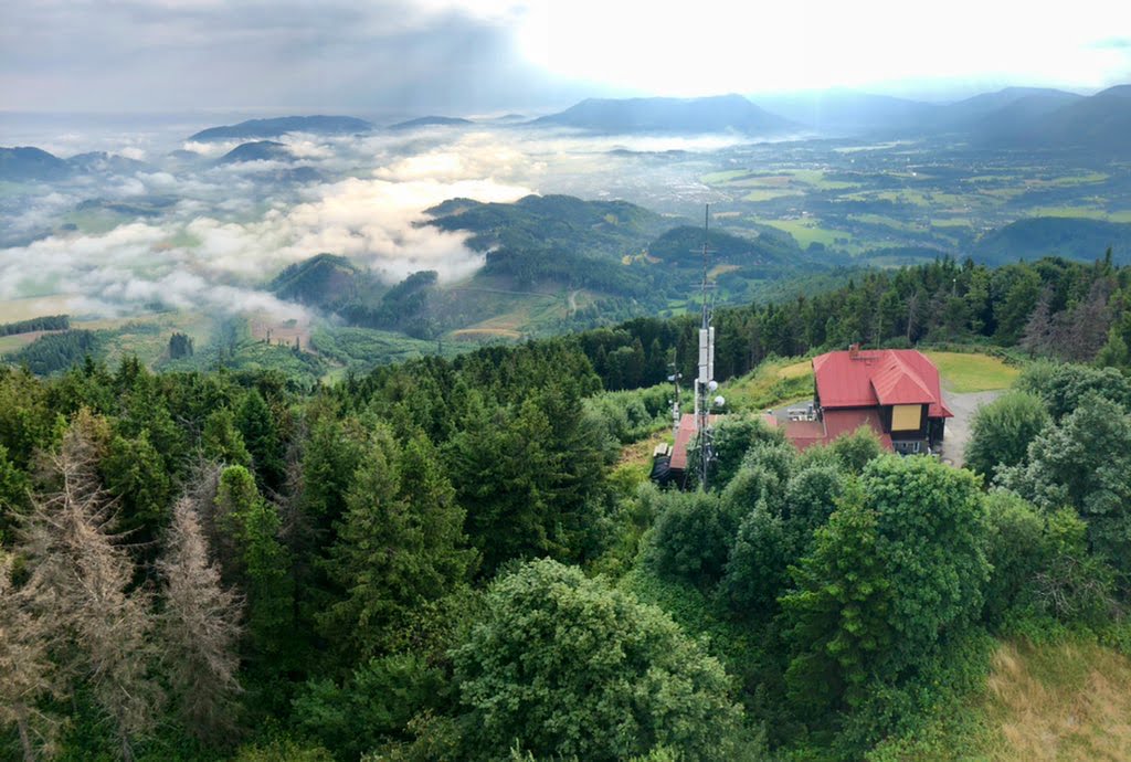 Výhled na chatu Velký Javorník a okolí